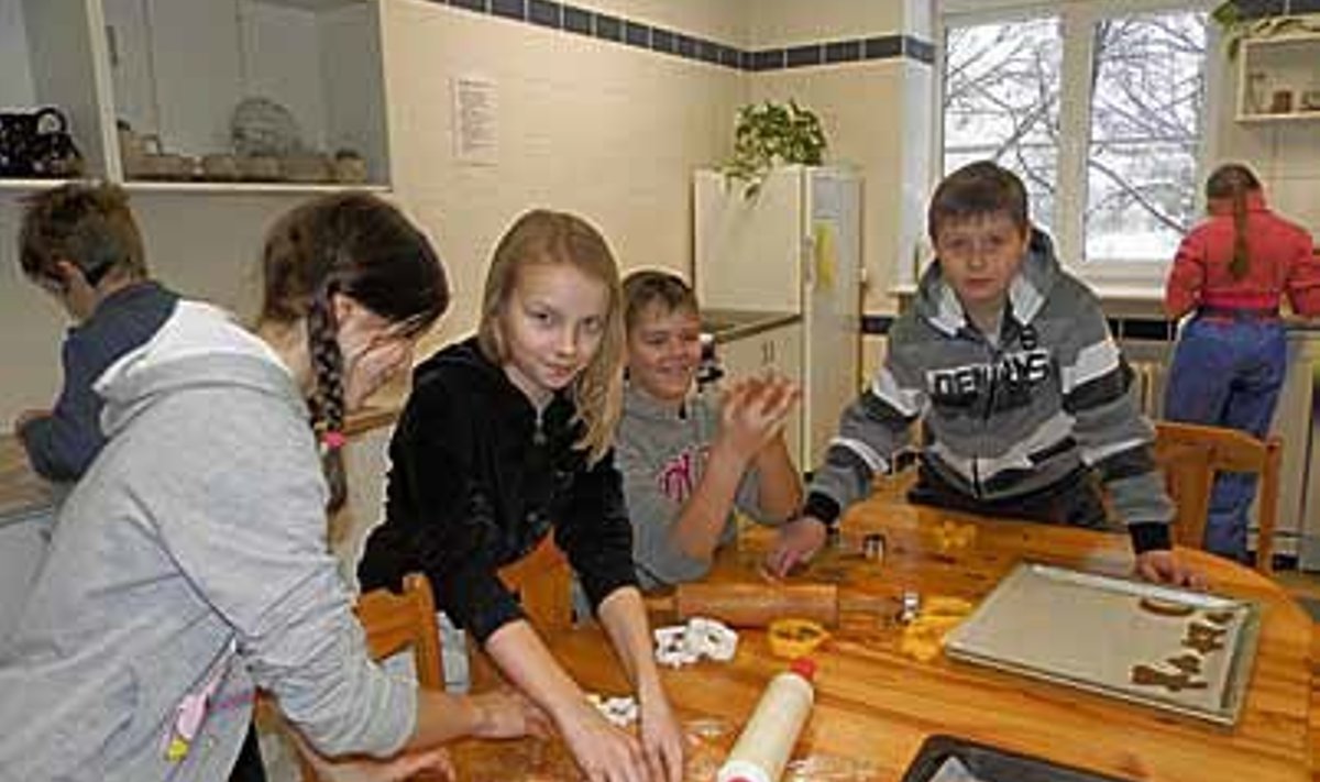 Õppeköögis valmisid õpilaste nobedate näppude all maitsvad piparkoogid. Foto: Piret Kuropatkin