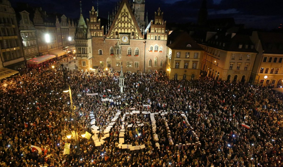 Reedel Varssavis ülemkohtu ees toimunud meeleavaldusel nõuti, et president Andrzej Duda paneks kohtureformile veto.
