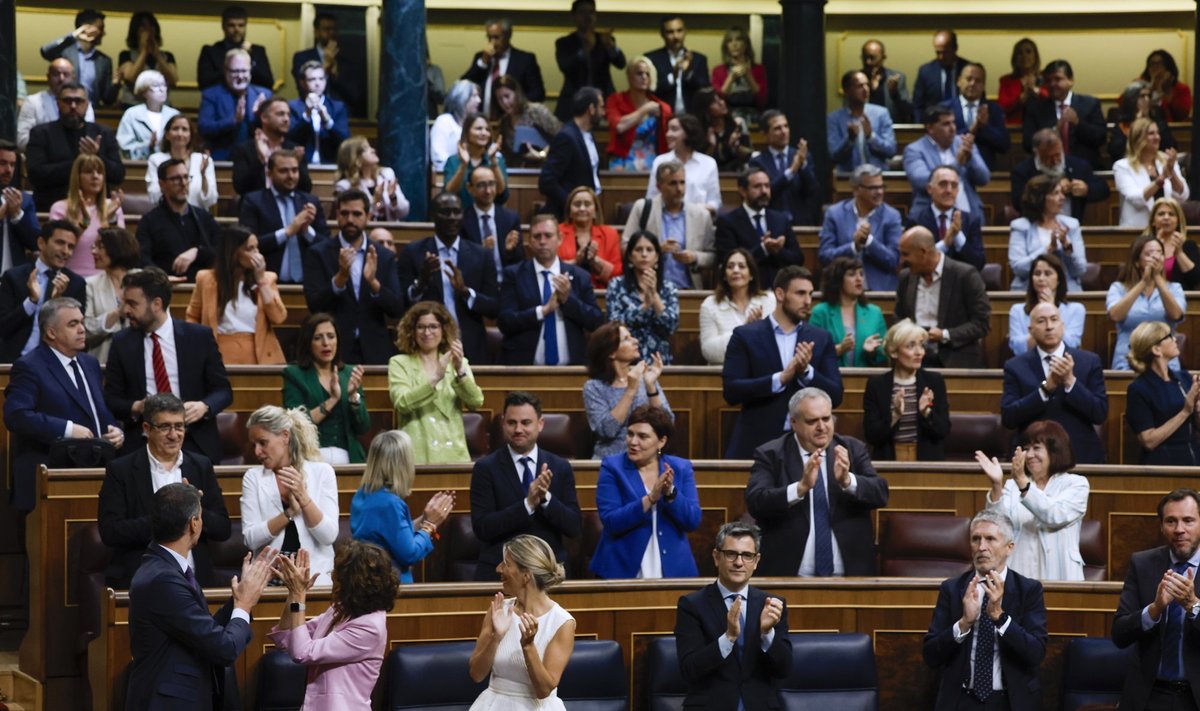 Hispaania parlamendiliikmed aplodeerivad pärast amnestiaseaduse vastuvõtmist.