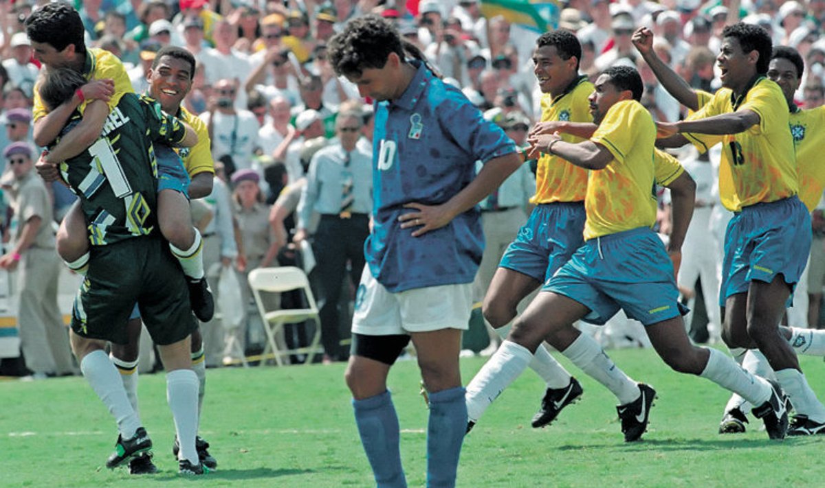 1994. aasta MM-finaali lõpplahendus: taamal rõõmustavad õnnelikud brasiillased, esiplaanil palli taevasse saatnud Roberto Baggio. 