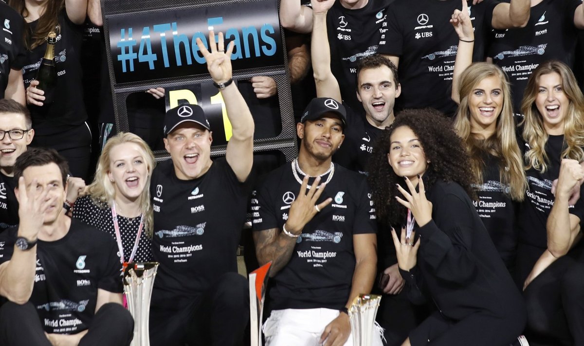 Lewis Hamilton ja Valtteri Bottas Abu Dhabis tiitlivõitu tähistamas.