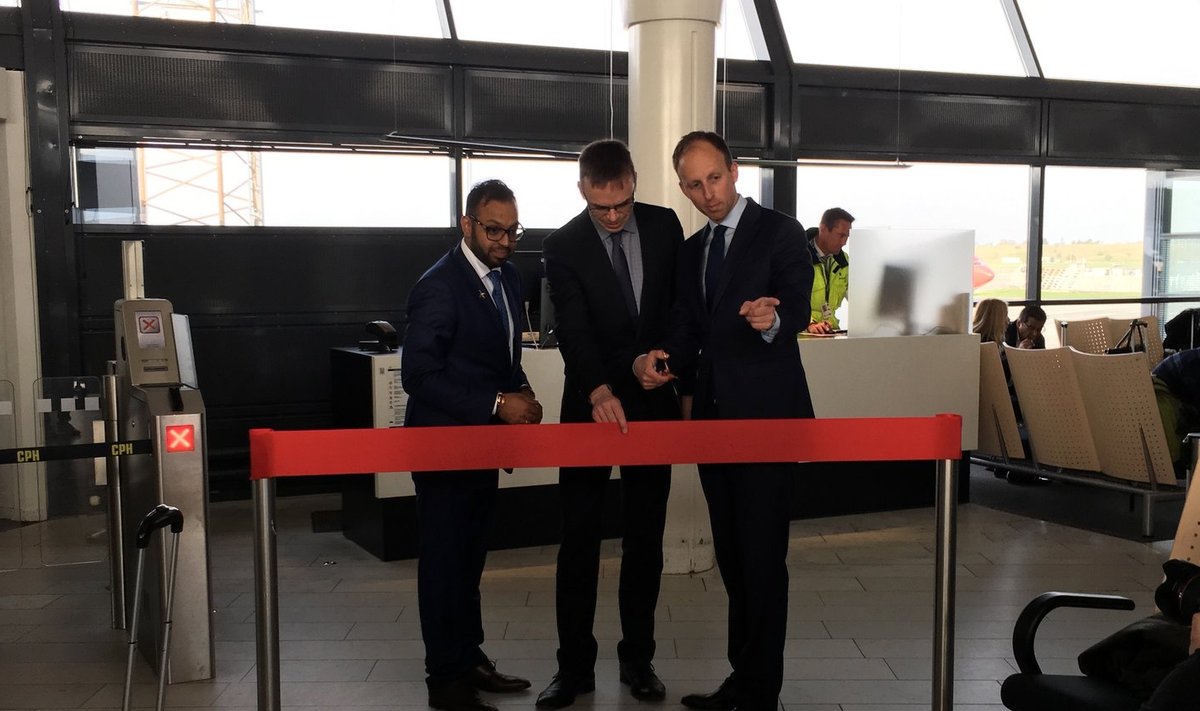 Bossid valmistuvad linti läbi lõikama - vasakul Nordica välisriikide müügijuht Deepak Ahluwalia, keskel välisminister Sven Mikser, paremal Kopenhaageni lennujaama esindaja