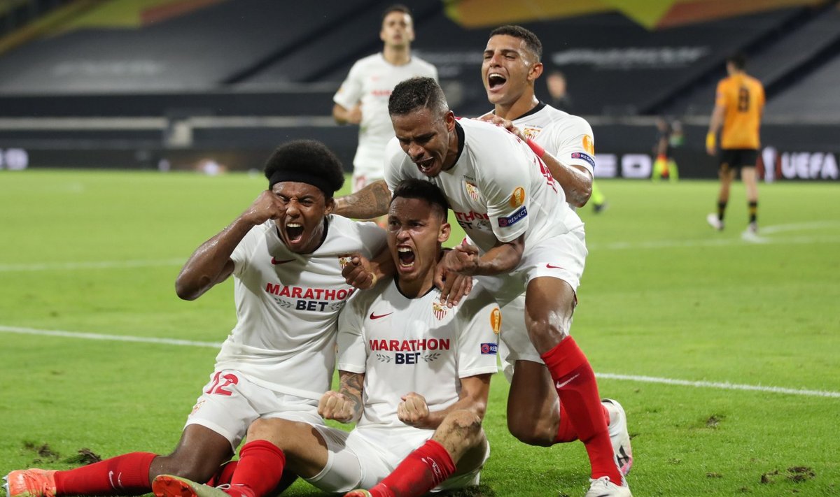 Sevilla mängijad võiduävravat tähistamas.