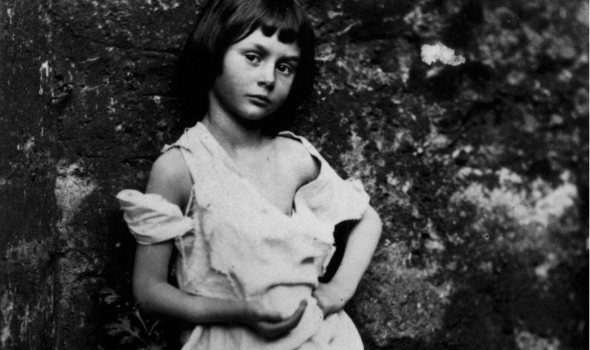 Kuueaastane Alice Liddell kerjustüdrukuna. Charles Lutwidge Dodgsoni (Lewis Carrolli) foto 1858. a.