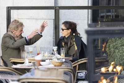 Prints Ernst ja tema väljavalitu Claudia lõunat söömas Madridis. 