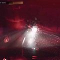 PARDAKAAMERA VIDEO | Tagaajamine Läänemaal: liiklushuligaan üritas patrulli eest põgeneda, politseinikud kasutasid auto peatamiseks relva