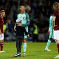 FOTOD JA VIDEO | Väike Läti poiss jooksis MM-valikmängu ajal platsile ja kallistas Ronaldot