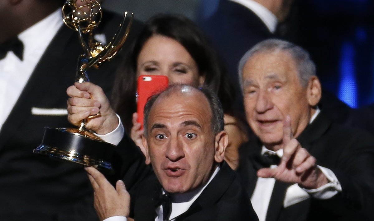 TUNNEB OMA KUNSTI: Armando Iannucci 2015. aastal parima komöödiasarja Emmyga, mille pävis HBO satiiri eest "Veep"