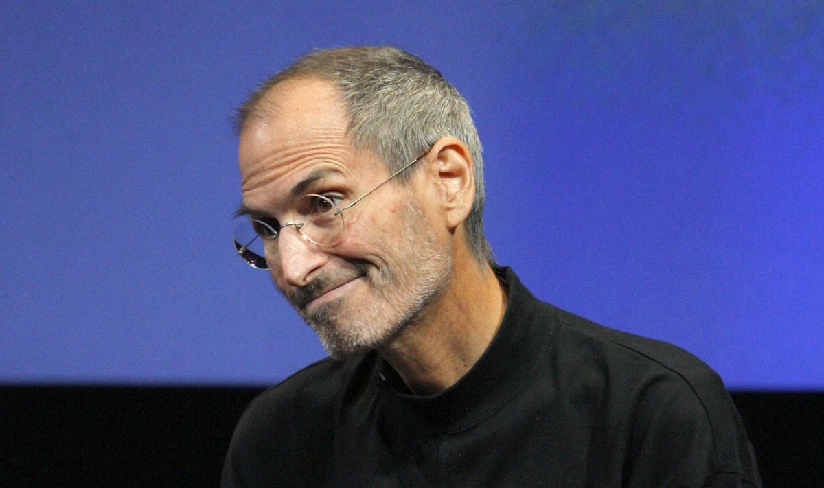 Apple Inc. CEO Steve Jobs smiles during a Q&A session at the end of the iPhone OS4 special event at Apple headquarters in Cupertino, California April 8, 2010. REUTERS/Robert Galbraith (UNITED STATES - Tags: SCI TECH BUSINESS HEADSHOT)