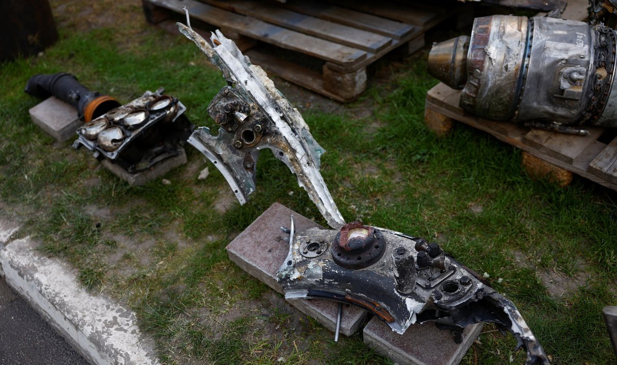 Части российской гиперзвуковой ракеты Х-47 «Кинжал», сбитой подразделением ПВО Украины.