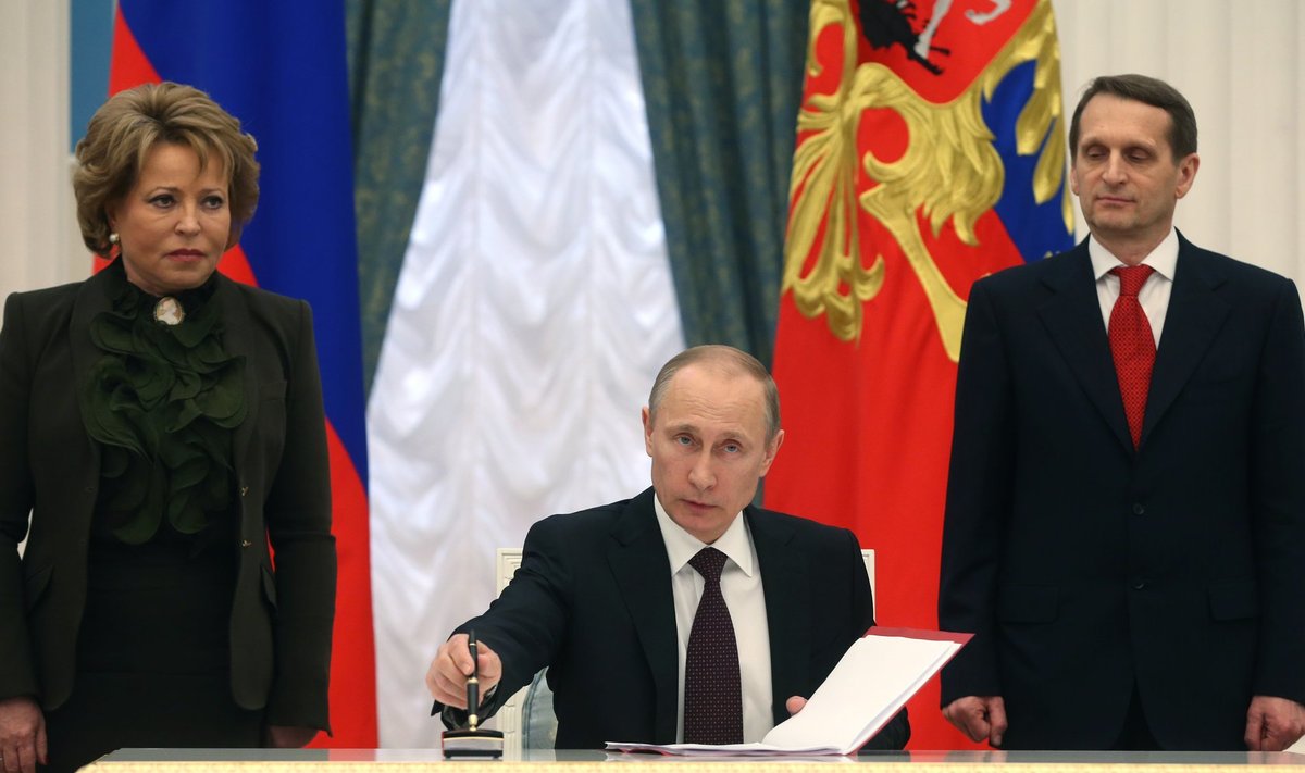 Sergei Narõškin (paremal) vaatab, kuidas Vladimir Putin allkirjastab Krimmi Venemaa osaks kuulutavat seadust.
