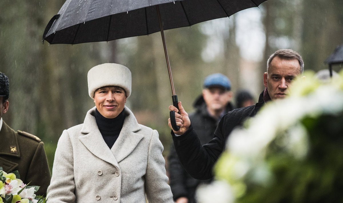 President Kersti Kaljulaid viib Tartu rahu aastapäeval pärja Julius Kuperjanovi hauale.