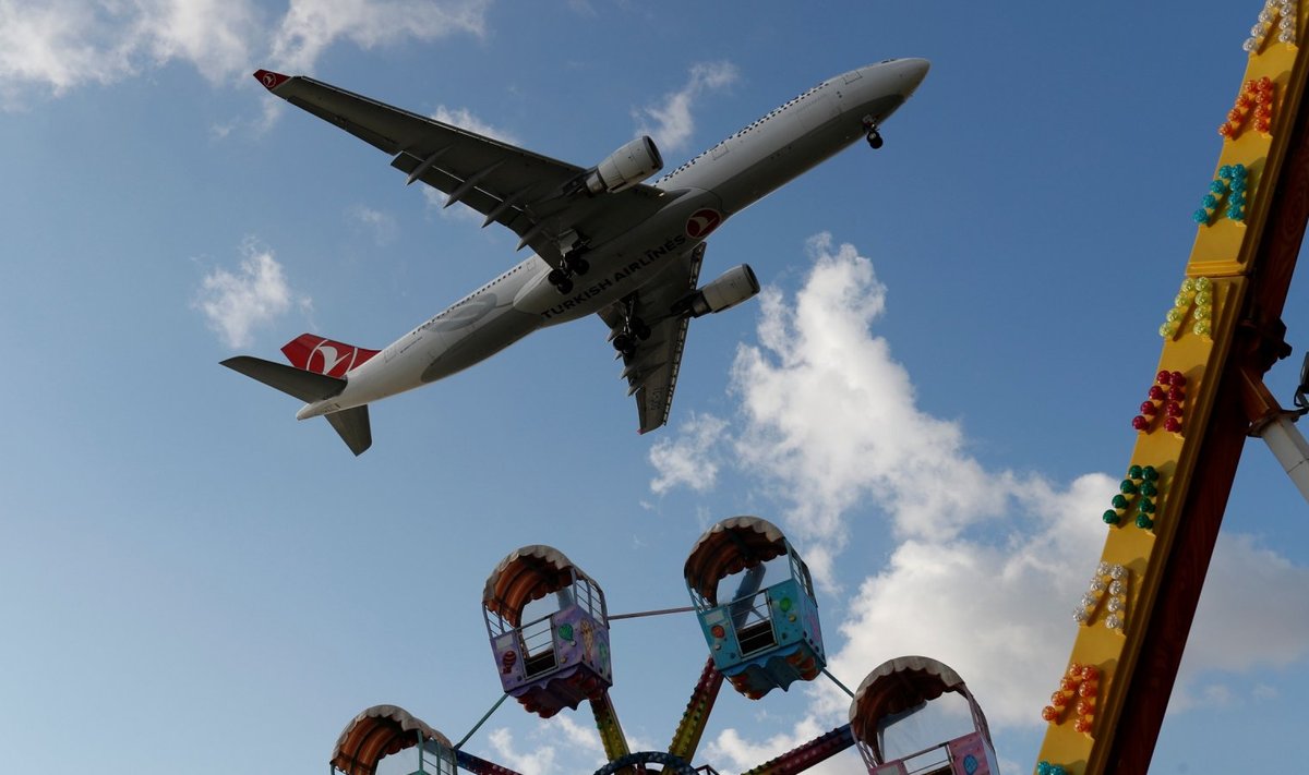 Turkish Airlinesi lennuk vahetult enne Istanbuli lennujaama maandumist lõbustuspargi kohal. 