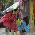 Eestlane taifuuniohtlikus Hongkongis: aknast on näha, et ilm muutub järjest tormilisemaks, tuul tõuseb ja sajuhood tugevnevad