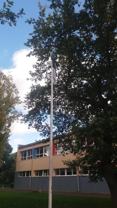 Lipp Jõhvi vene põhikooli hoovis
