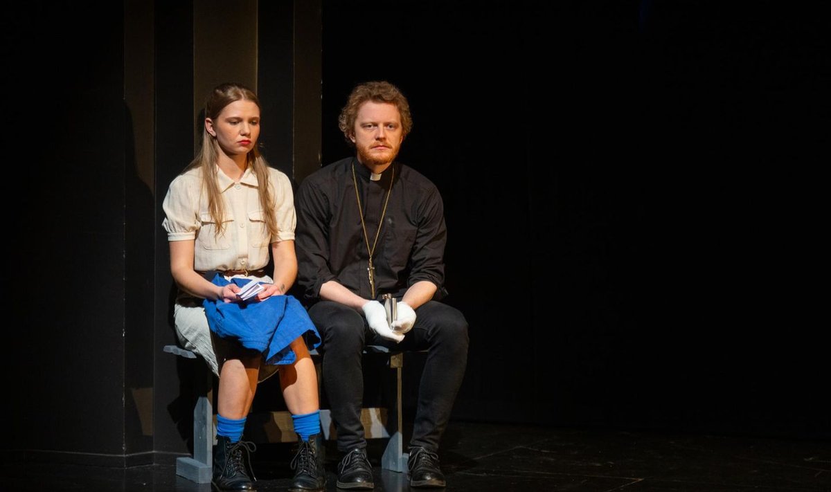 Tüdruk (Luisa Lõhmus) ja isa Welsh (Markus Habakukk) Kuressaare Teatri lavastuses „Üksildane lääs“.