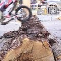 VIDEO: Vaata, milliseid trikke tehti Tartus mootorratastega hüpates üle puupalkide
