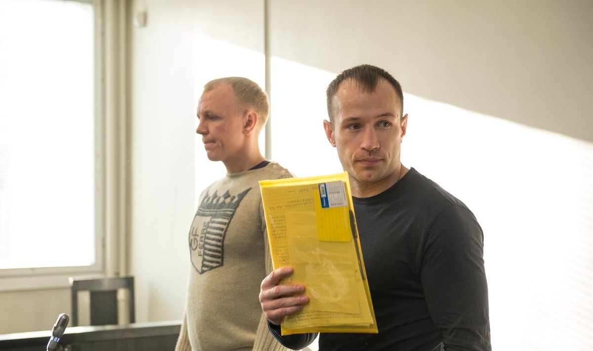 Dmitri Ivanov (paremal) üritas kohtusaalis varjata enda nägu kollase kirjamapiga.