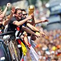 FOTOD JA VIDEO: Võidukat Saksamaa jalgpallikoondist oli tulnud Berliini tänavatele tervitama pool miljonit inimest