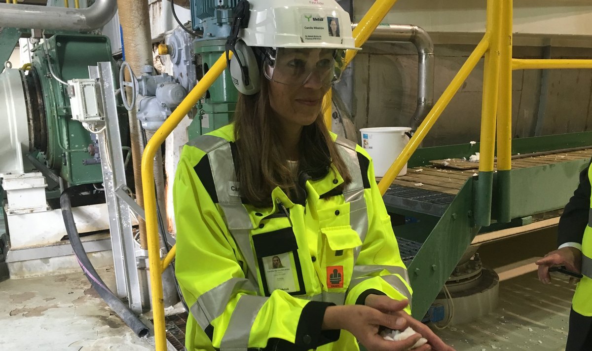 Metsä Fibre’i tehase juht Camilla Wikström hoiab käes valgendatud ja pestud tselluloosi, mida kuivatatakse suurtes mahutites.