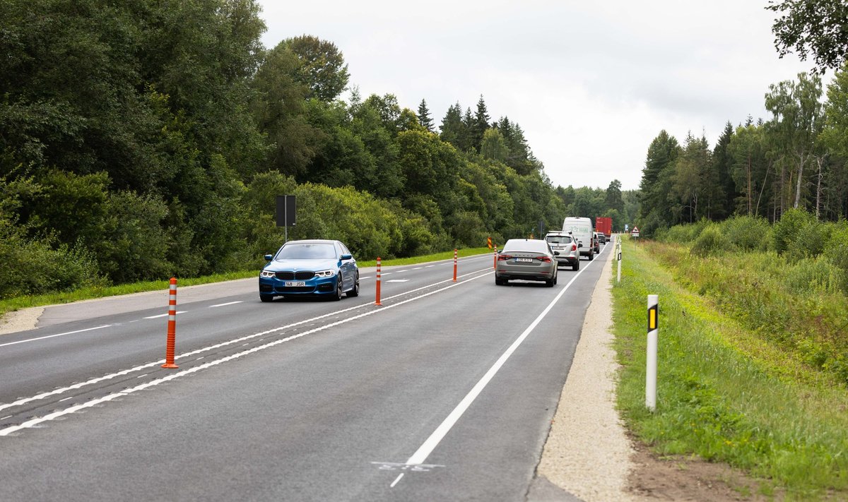 Tagadi-Kirdalu lõigul asendati metallpiire kummipostidega, mis küll laupkokkupõrkeid ei takista, aga peaks ära hoidma hulle möödasõite.