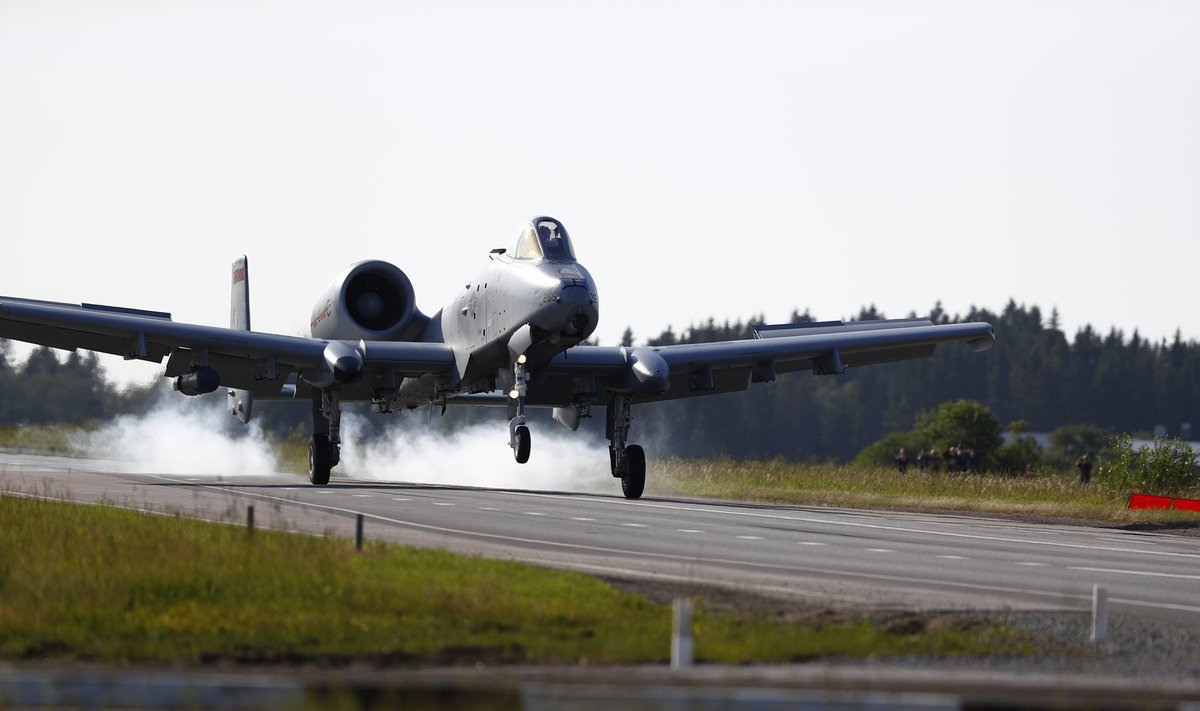 USA ründelennukid A-10 maanduvad Jägala-Käravete maantee laiendusele