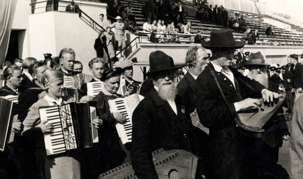 MEHED PILLIDEGA: Kandlemehed ja akordio-nistid XI üldlaulupeol (1938) esinemis-järge ootamas.