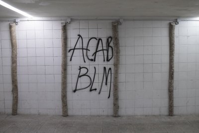 "All cops are bastards, black lives matter" liikumine jõudis USA-st otsapidi ka Eestisse. pildil grafiti Tallinnas