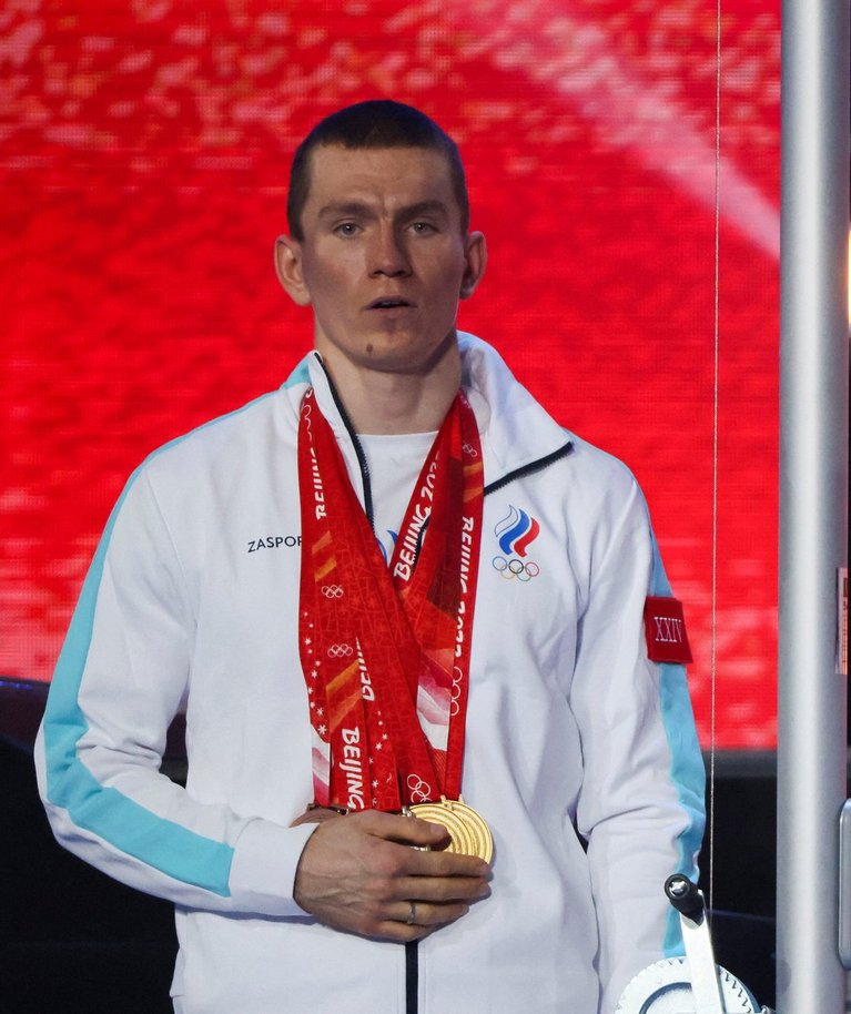 Aleksandr Bolšunov võitis Pekingi olümpiamängude ühe suurima sangarina kolm kuldmedalit. Seejärel alustas Venemaa sõda Ukraina vastu ning Bolšunov on pidanud sarnaselt teistele Venemaa sportlastele kodumaal püsima.