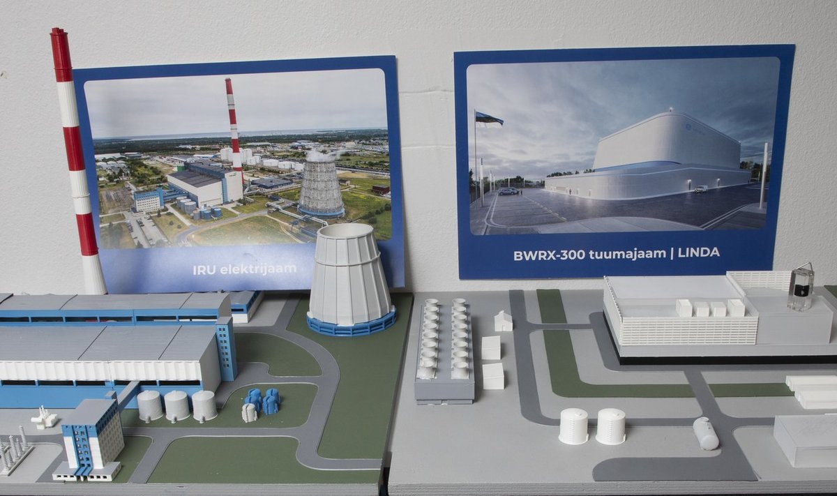 BWRX-300 tuumajaam (makett paremal), mida energiaettevõte Fermi Energia Eestis tutvustas, on GE Hitachi Nuclear Energy välja töötatud keevaveereaktorite disainidest uusim, kümnenda põlvkonna disain. Vasakul on võrdluseks Iru elektrijaama makett.