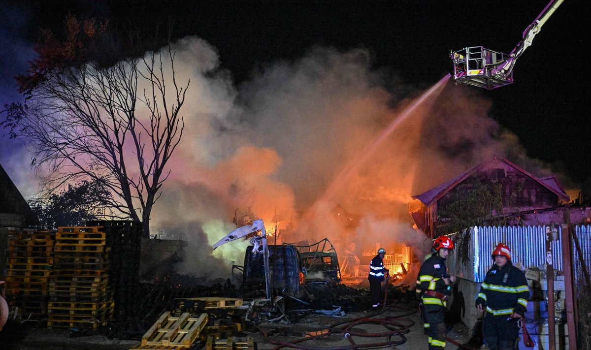 Румынские пожарные пытаются ликвидировать пожар во время операции в деревне Креведия, Румыния, 27 августа 2023 г.
