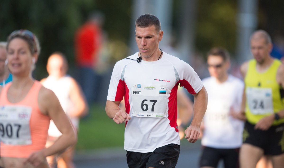 Priit Simson (keskel) püüdis SEB Tallinna maratonil  jõuda võitjaga sama tunni sisse. Õnnestuski.