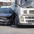 ФОТО | Литовский грузовик столкнулся с такси. Движение трамваев в сторону Копли было нарушено