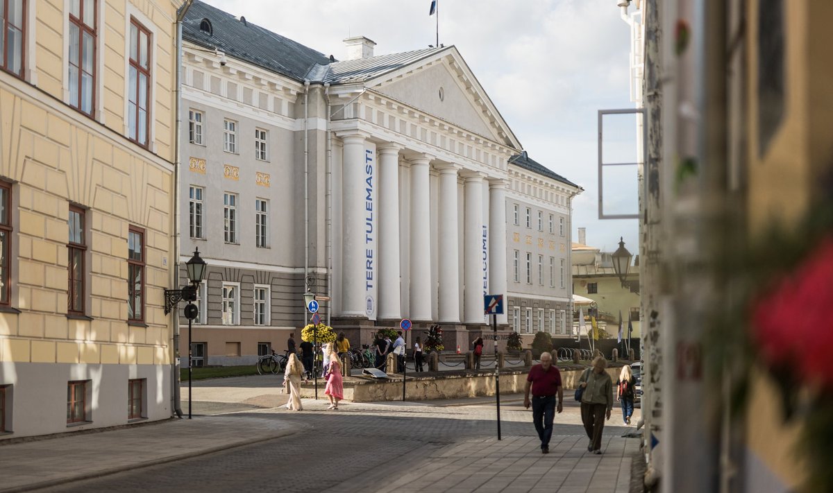 Tartu ülikoolis õppimine nõuab keskendumist õppimisele, kuid tihti tuleb üliõpilasel lisaks kallile õppelaenule leida kooli kõrvalt ka töökoht.