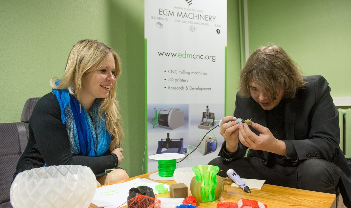 Kersti Vatter ja Matis Averin demonstreerivad, kuidas töötab 3D pliiats.