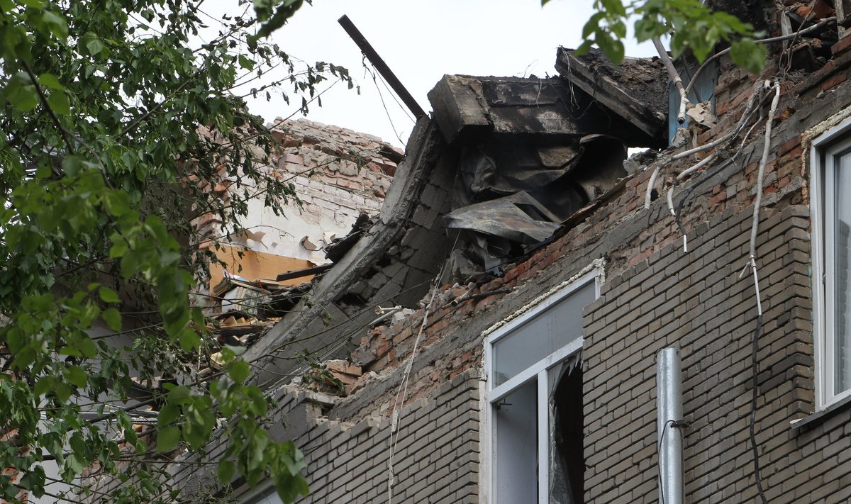 Многоквартирный дом частично разрушен в результате ракетного удара по Днепру