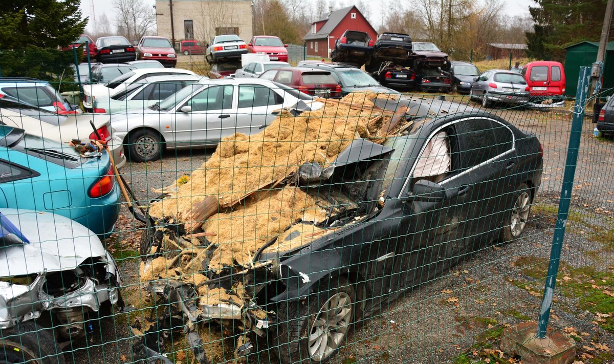 Õhulennu teinud BMW seisab avariiliste autode parklas