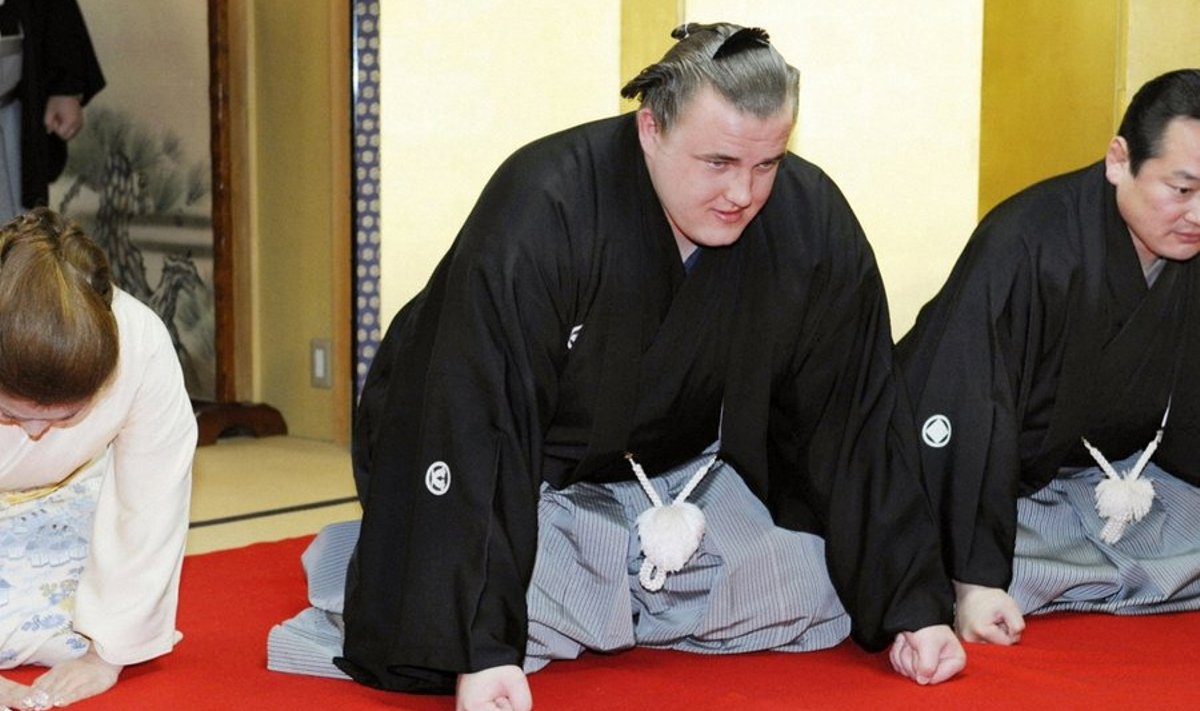 Estonian sumo wrestler Baruto (C), flanked by his stablemaster Keishi Onoe (R) and his wife Izumi, listens to a message from the Japan Sumo Association during his promotion ceremony in Daito, western Japan March 31, 2010. The hulking former Estonian nightclub bouncer was promoted to sumo's second-highest rank of "ozeki" on Wednesday after a series of strong performances in recent tournaments, local media reported.     REUTERS/Kyodo (JAPAN - Tags: SPORT) FOR EDITORIAL USE ONLY. NOT FOR SALE FOR MARKETING OR ADVERTISING CAMPAIGNS JAPAN OUT. NO COMMERCIAL OR EDITORIAL SALES IN JAPAN