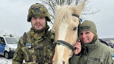FOTOD | Haruldane hobupatrull Eesti lõunapiiril: suksud vahetasid moodsa tehnika välja