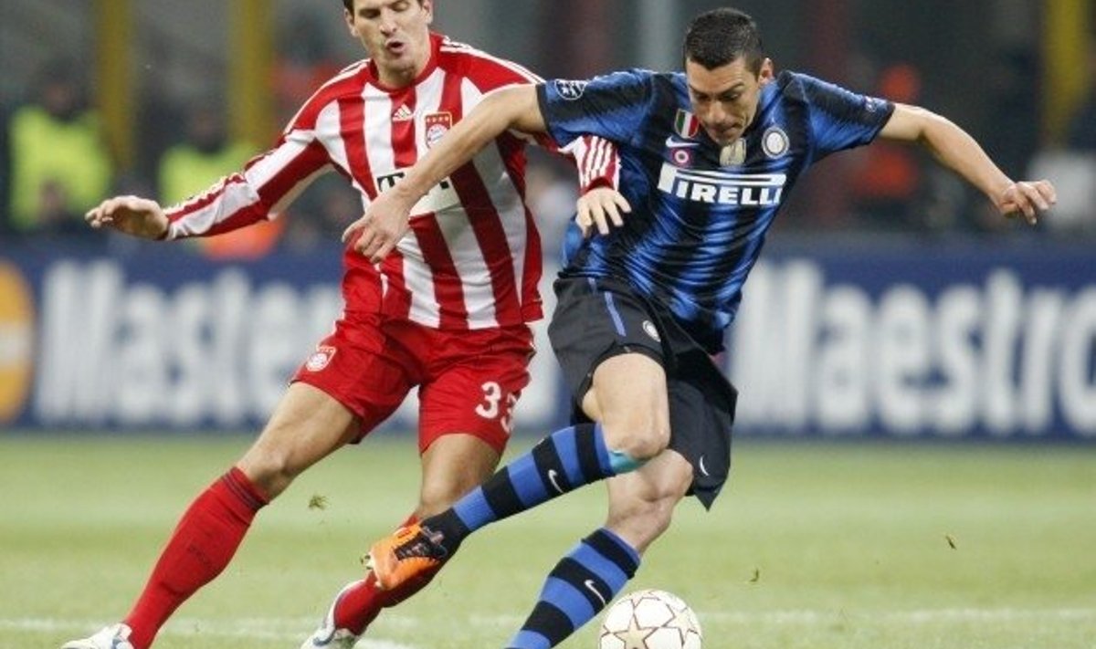 Palli pärast võitlevad Müncheni Bayerni Mario Gomez (vasakul) ja Milano Interi Lucio.