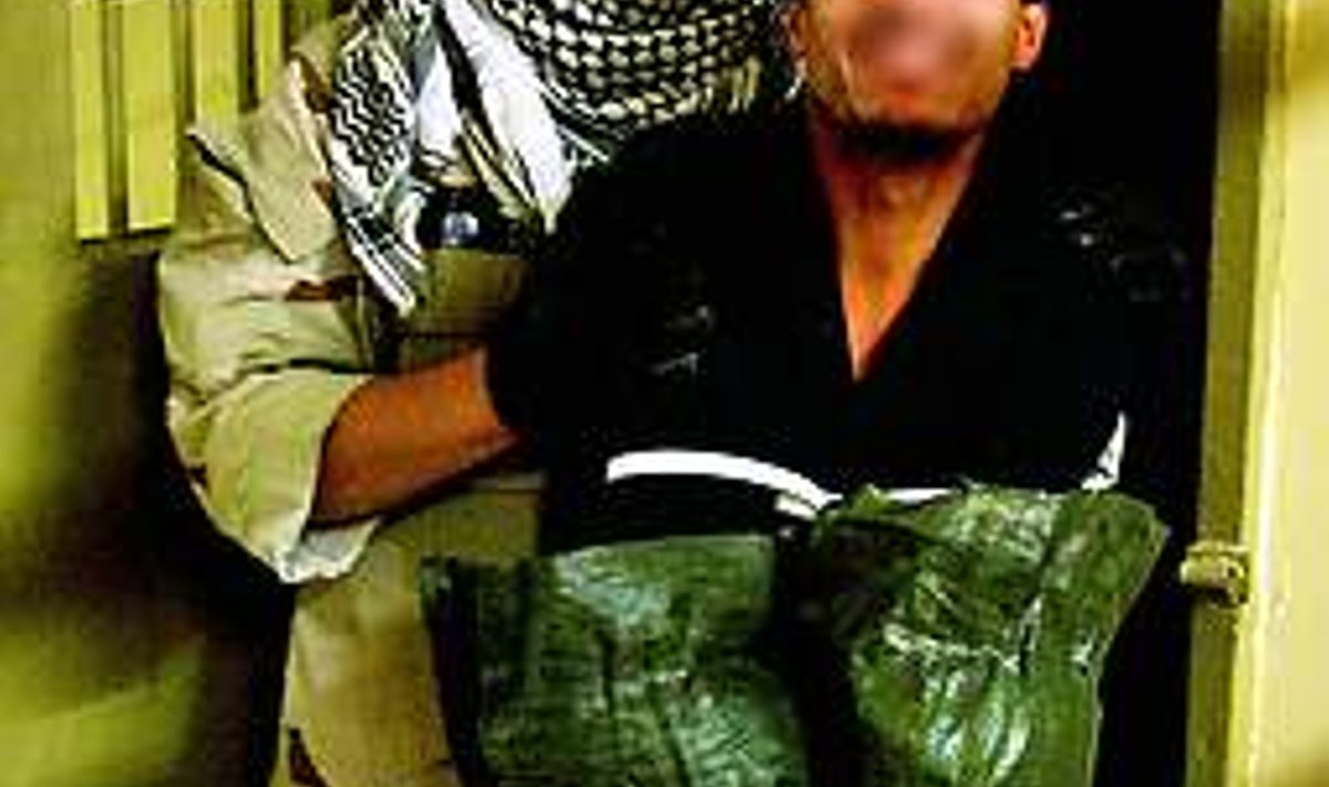 Kaadrid Iraagi Abu Ghraibi vanglast: Iraaklaseks maskeerunud USA sõdur on kinni sidunud vangi ning poseerib kaamerale. Fotokujutist on töödeldud vastavalt AFP normidele. AFP