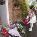 LEINAFOTOD: Murtud fännid valavad George Michaeli koduukse taga pisaraid ja mälestavad lahkunud muusikut lillesülemitega
