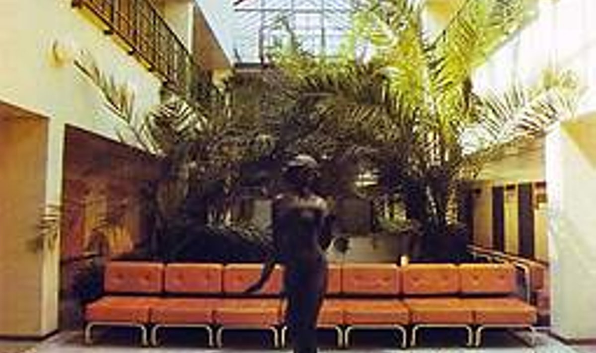 EESTI: Kirovi näidiskalurikolhoosi polikliinik (1983) oli oma palmide ja pronksist aktiga justkui maapealne paradiis. REPRO