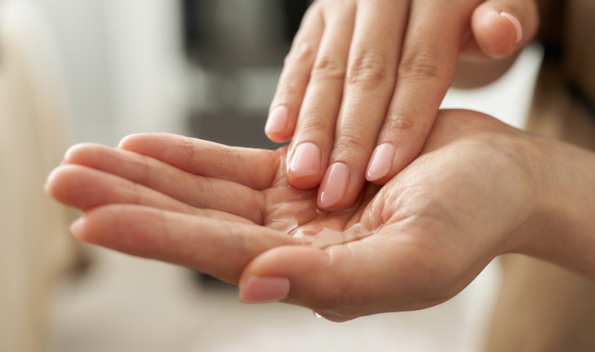 Japanese,Esthetician,Holding,A,Massage,Oil,In,Her,Hand