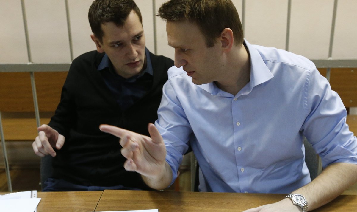 Russian opposition leader and anti-corruption blogger Alexei Navalny talks to his brother and co-defendant Oleg before a court hearing in Moscow