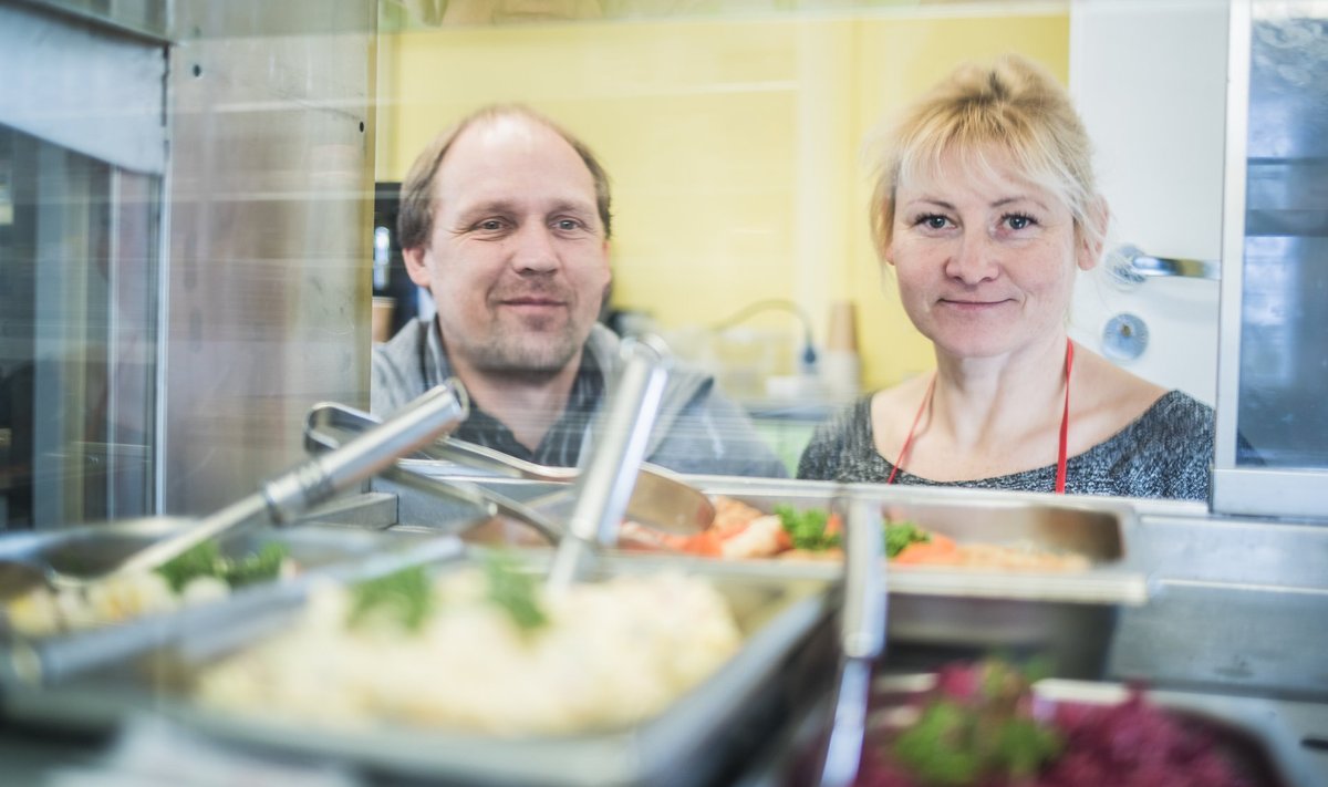 Nõuni kauplust pidavad Kaimo Tamm ja Kristiina Palu kinnitavad, et õhtuks on kulinaarialett tühjaks ostetud.