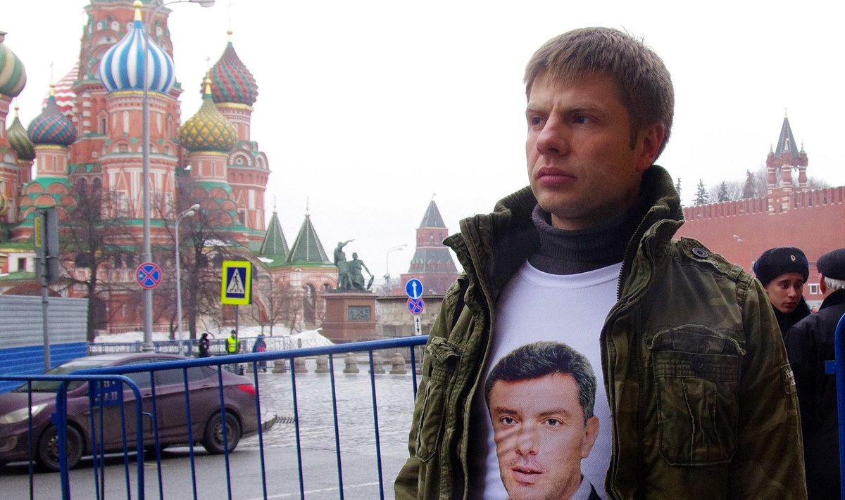 Oleksiy Goncharenko 2015. aastal Moskvas kandmas mõrvatud Vene opositsionäär Boris Nemtsovi pildiga T-särki.