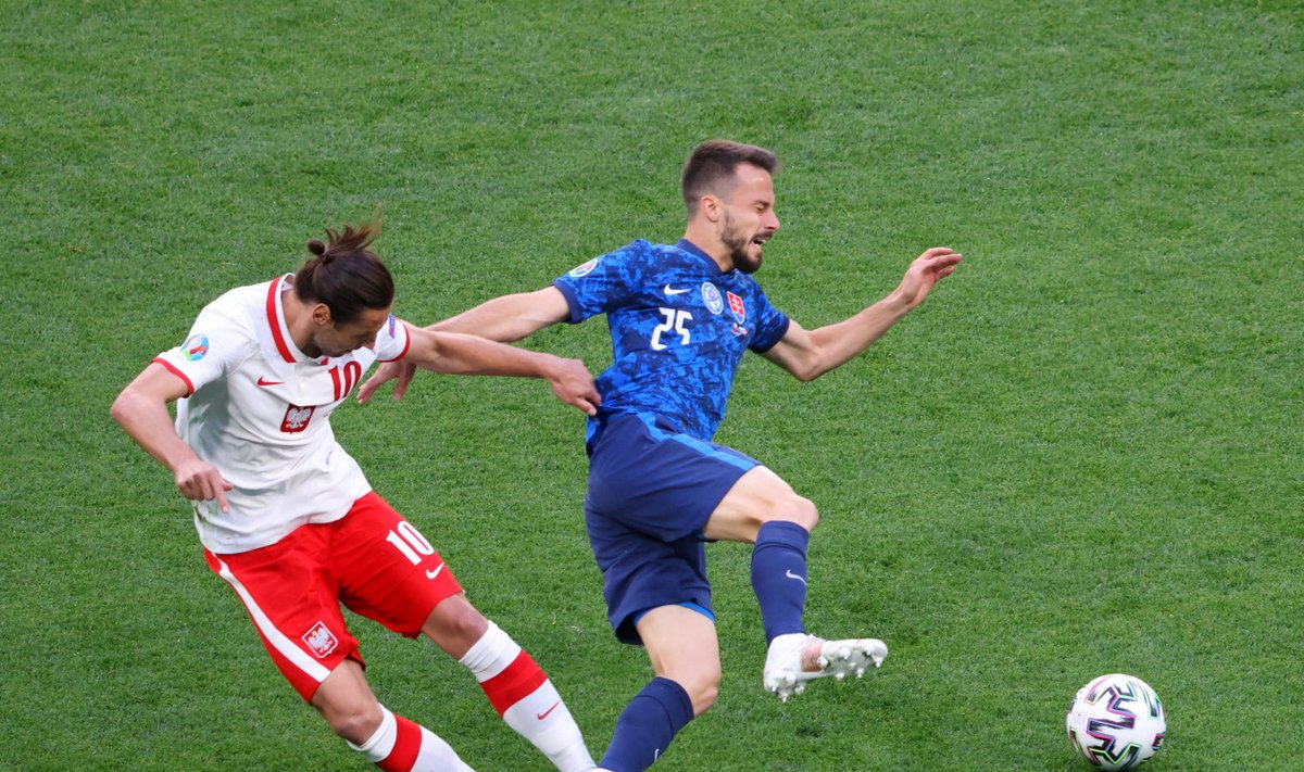 Гжегош Крыховчк нарушает правила в матче со Словакией