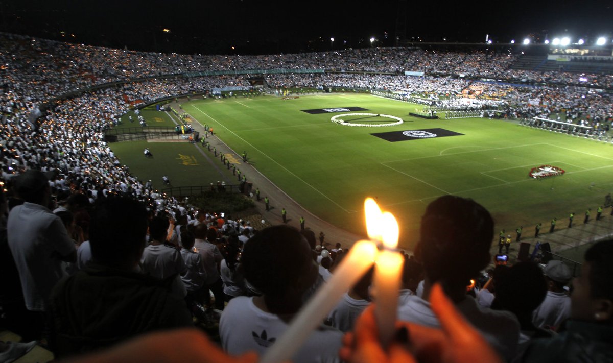 Medellini Atletico Nacionali fännid tulid kolmapäeval tühjale staadionile hukkunud Chapecoense mängijatele austust avaldama.