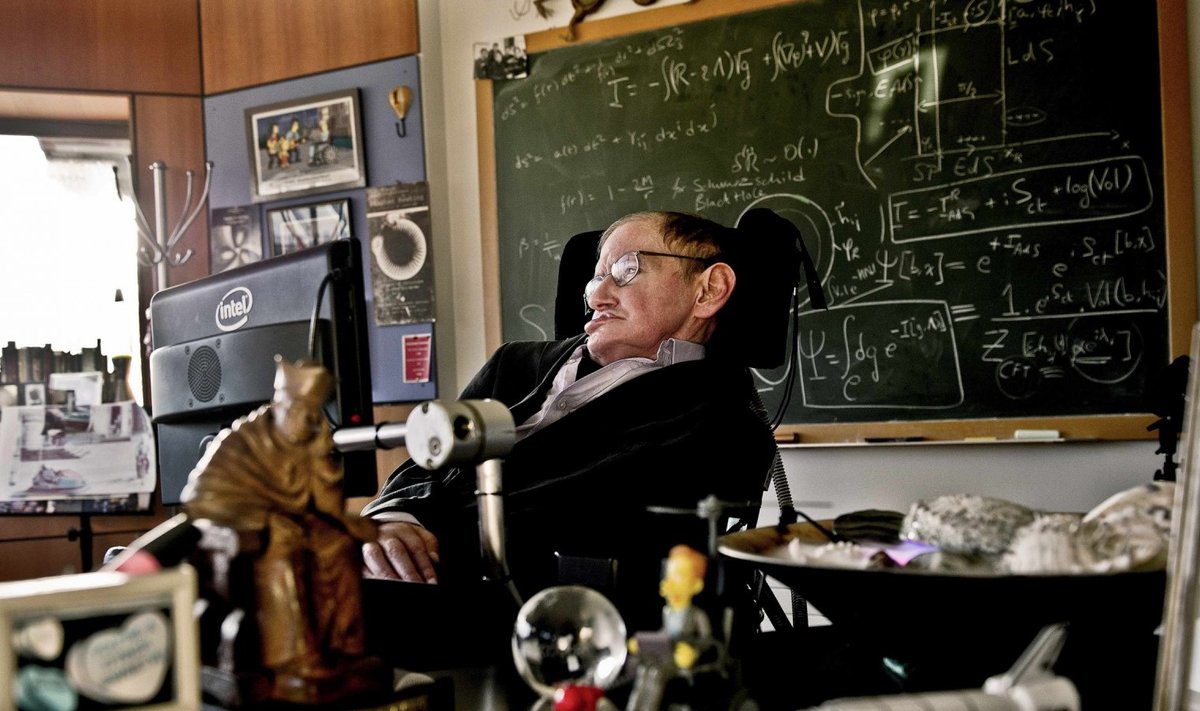 Stephen Hawking oma kabinetis 2012. aastal.